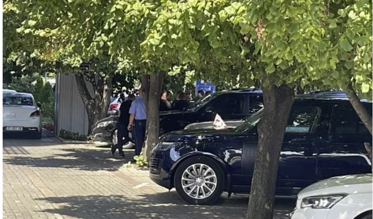 Rencontre après les arrestations, Roseta Hajdari arrive au bureau de Kurt