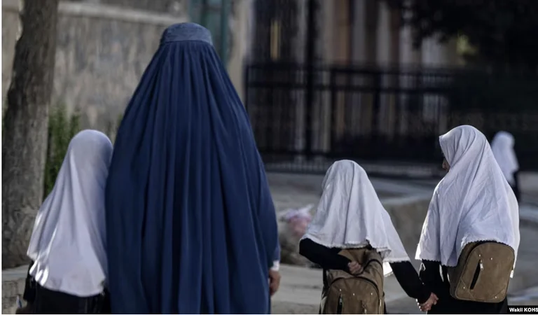 Talebano in Afghanistan: una moglie perde valore se gli uomini la vedono in pubblico