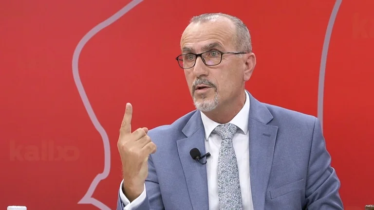 Haxhiu: Das Herz der Drogen, es ist das Motorrad des VV.