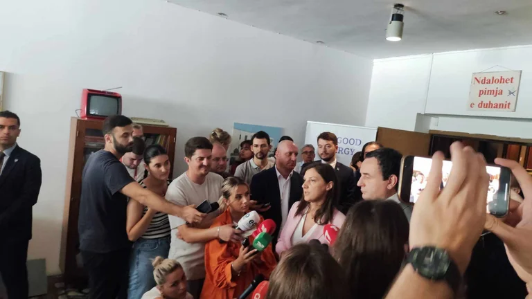 Kurti ha chiesto degli arresti: Su altre questioni, al di fuori dell'efficienza che ti interessa, siamo dichiarati durante il giorno.