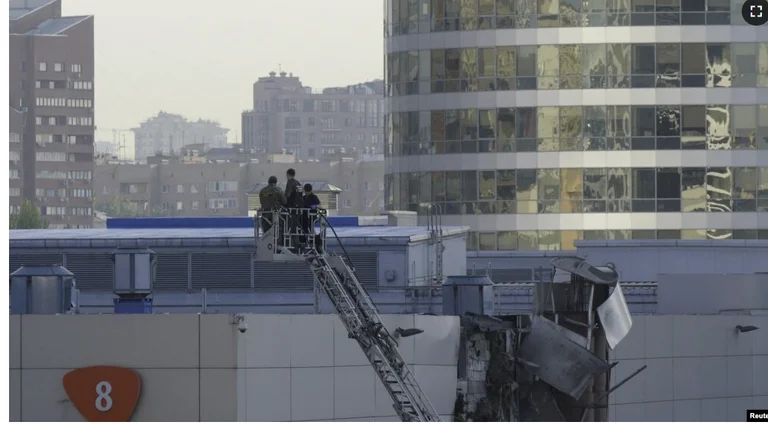 Drone colpisce un edificio nel centro di Mosca
