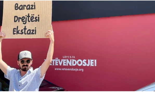 Activator Der PDK geht zu VV-Büros mit dem Banner: “Barazi, Justice, Extazi”