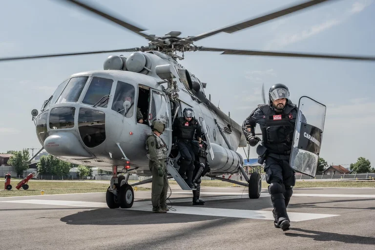 La KFOR augmente le mouvement à travers le Kosovo : prend la formation
