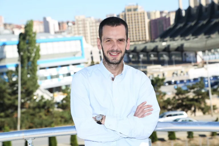Poder nombrado accionista de mujecina en la empresa