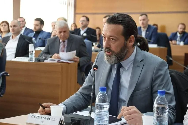 El jefe de asistentes de Pristina: Estoy tratando de llamar a Besnik, y su teléfono se fue.