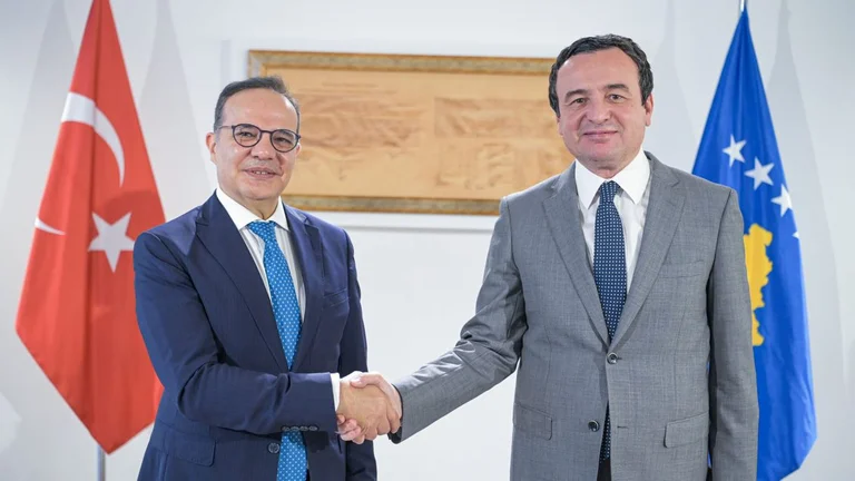 Il vice ministro degli Esteri turco va in ufficio con Albin Kurti