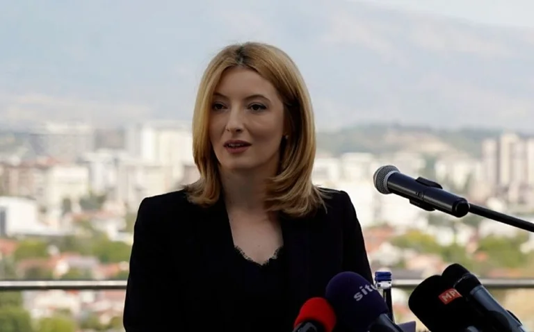 La presidenta de Skopje aísla cambiar el nombre de la carretera