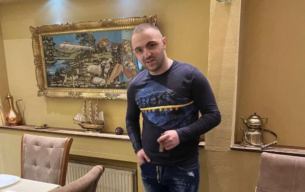 Bon assassinat vivant : Deux personnes essaient d'entrer dans la pièce qui est traitée “Italien”, interviennent la police