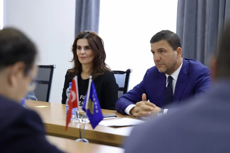 Krasniqi trifft sich mit dem türkischen stellvertretenden Außenminister zusammen: Ich danke unserem Land für die Hilfe in allen Phasen