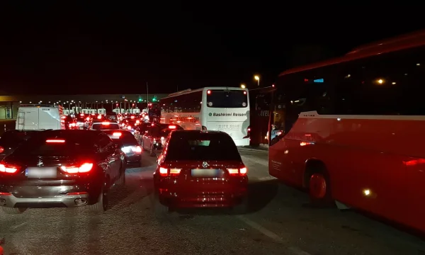 Kosovos 600.000 Urlauber geben an Wochenende Albanien ein