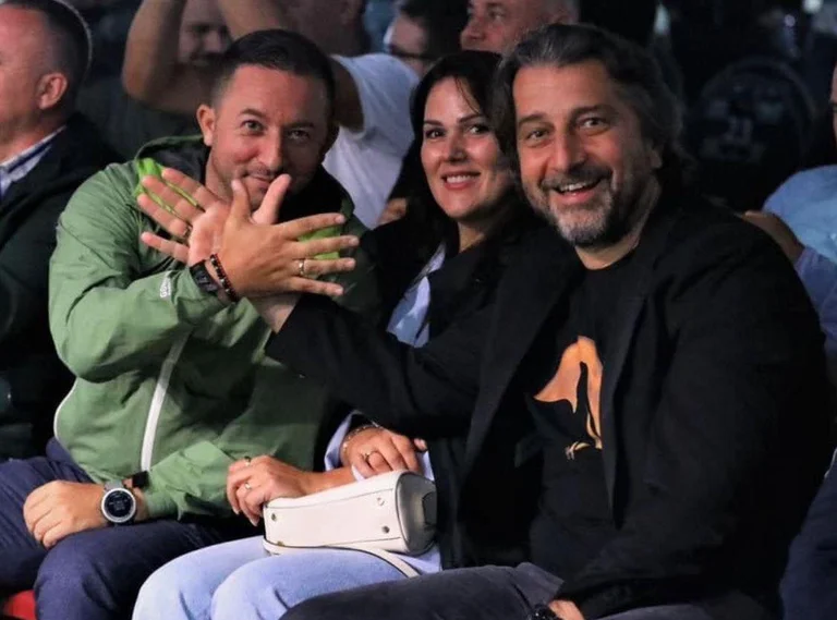 Rama abusa de su posición un poco, honra a su amigo privado con el Cela de la ciudad