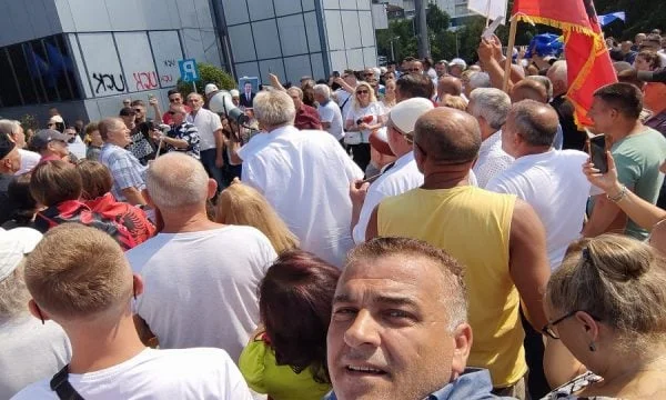 “Bring to trial all analysts against power”, unusual pro-government protest in Pristina