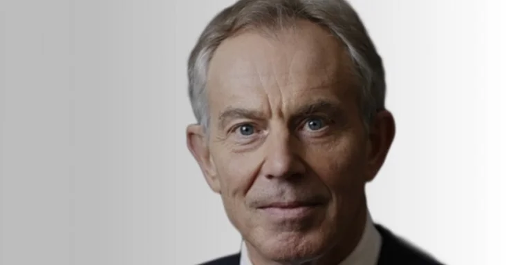 Tony Blair arrive en Albanie