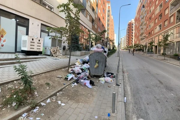 Problemi dei rifiuti, residenti a Pristina si lamentano