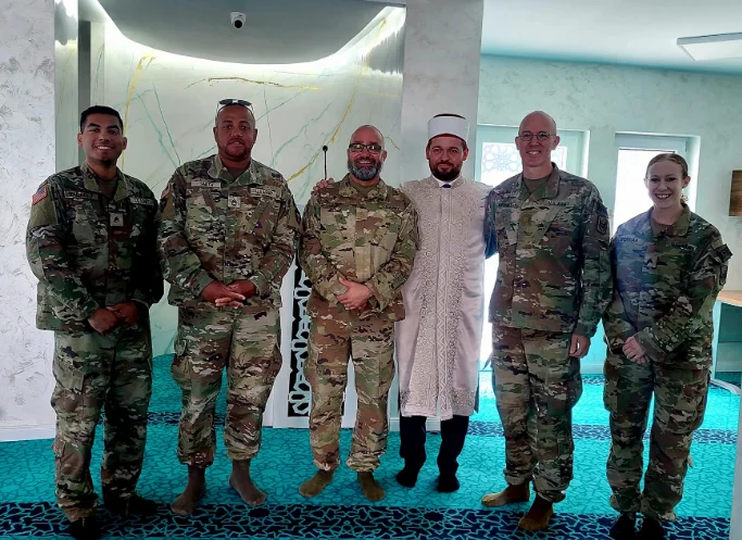The mimam prishtinas awaits American soldiers in the mosque: I thank God we have it.