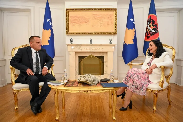 Osman attend la réunion de Macédoine