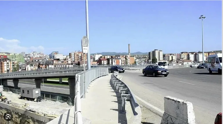 Accidente de tráfico, el coche cae del sitio en Pristina