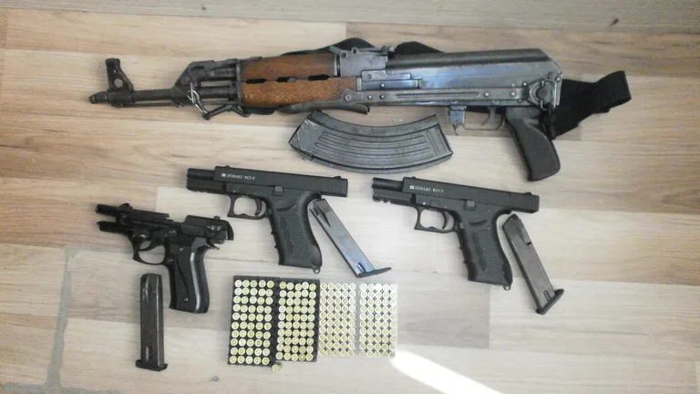 Professionless legalisation campaigns, large number of illegal weapons