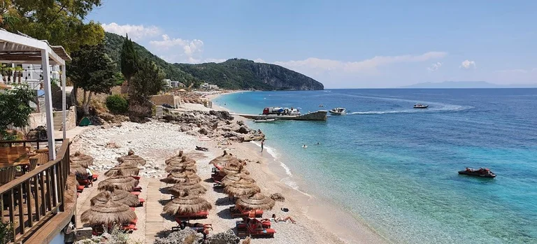 Italien irrité par les prix à Dhermi : Vous êtes des voleurs.