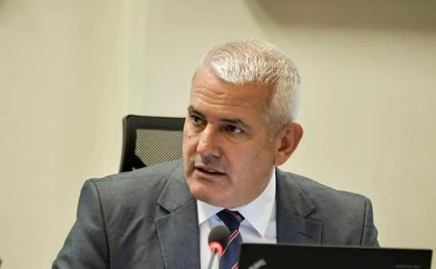 Il ministro Svechla gode di vacanze in Albania, il Kosovo è scioccato dal numero di omicidi entro giorni