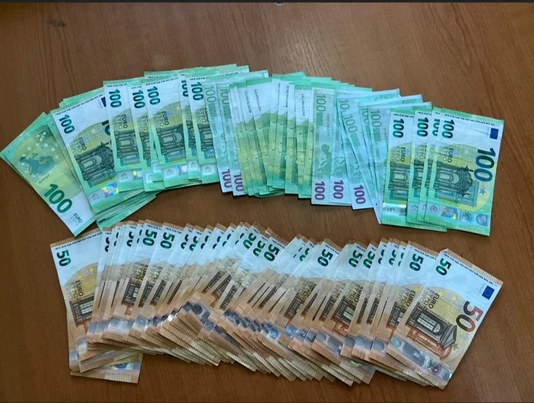The generous Gacator, finds $8,000 and delivers them to the police immediately