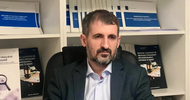 Ehat Miftaraj: Este gobierno es más cerrado, más no transparente y más hostil a los medios de comunicación