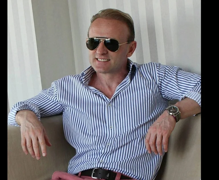 Il Consiglio del professor Bata stabilisce due studenti, <x0).