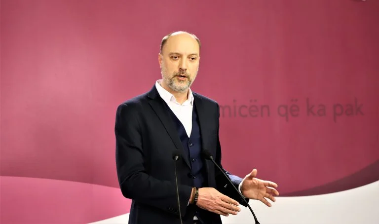 Ymer: Le gouvernement de Kurt diffère des autres, non pas qui ne volent pas, mais qui menacent ceux qui découvrent des voleurs