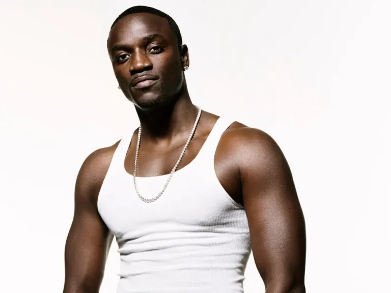 Akon se dirige al público de Kosovo con video