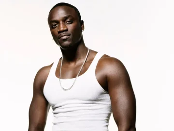 Akon s'adresse au public du Kosovo avec une vidéo