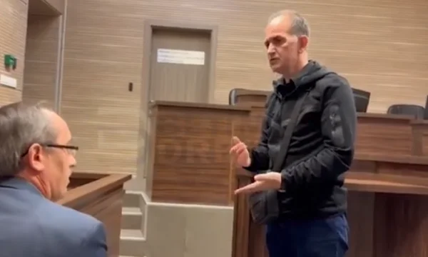 Das Exil, das er vor Gericht zu Avdullah Hott entschuldigte, beugte ich vor dir. Ich bin nie vor Gericht gewesen.