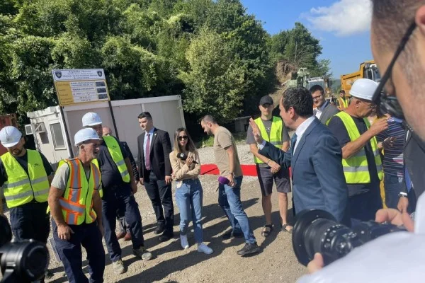 Entreprises construisant la route édujevo de Pristina avec des amendes pour extraction illégale de minéraux