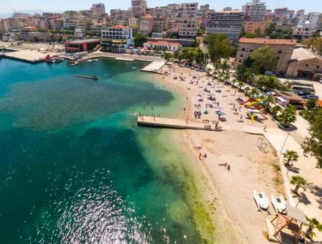 Les médias italiens font écho à l'Albanie : pas seulement pour les vacances, mais pour les affaires.