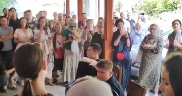 Serben im Draganac Kloster, bei Gjilan, singen deethnische Lieder