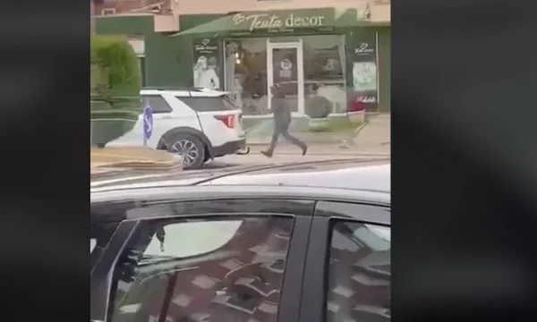 Die Bilder werden veröffentlicht, wenn der Kline Mord verdächtigt von der Waffe (VIDEO)