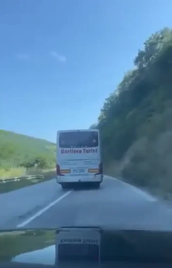 Il conducente dell'autobus rischia la vita dei viaggiatori, trova le auto nella corsia opposta