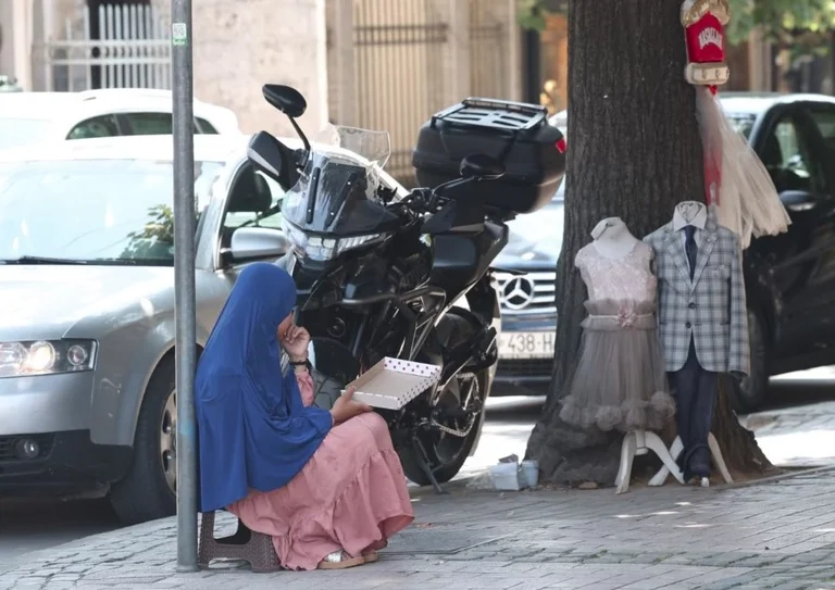 Bambini che cercano soldi per le strade del Kosovo: abusato e spostato da genitori e povertà