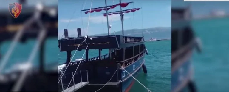 Dos barcos turísticos en Vlora, 10 otras herramientas bloqueadas