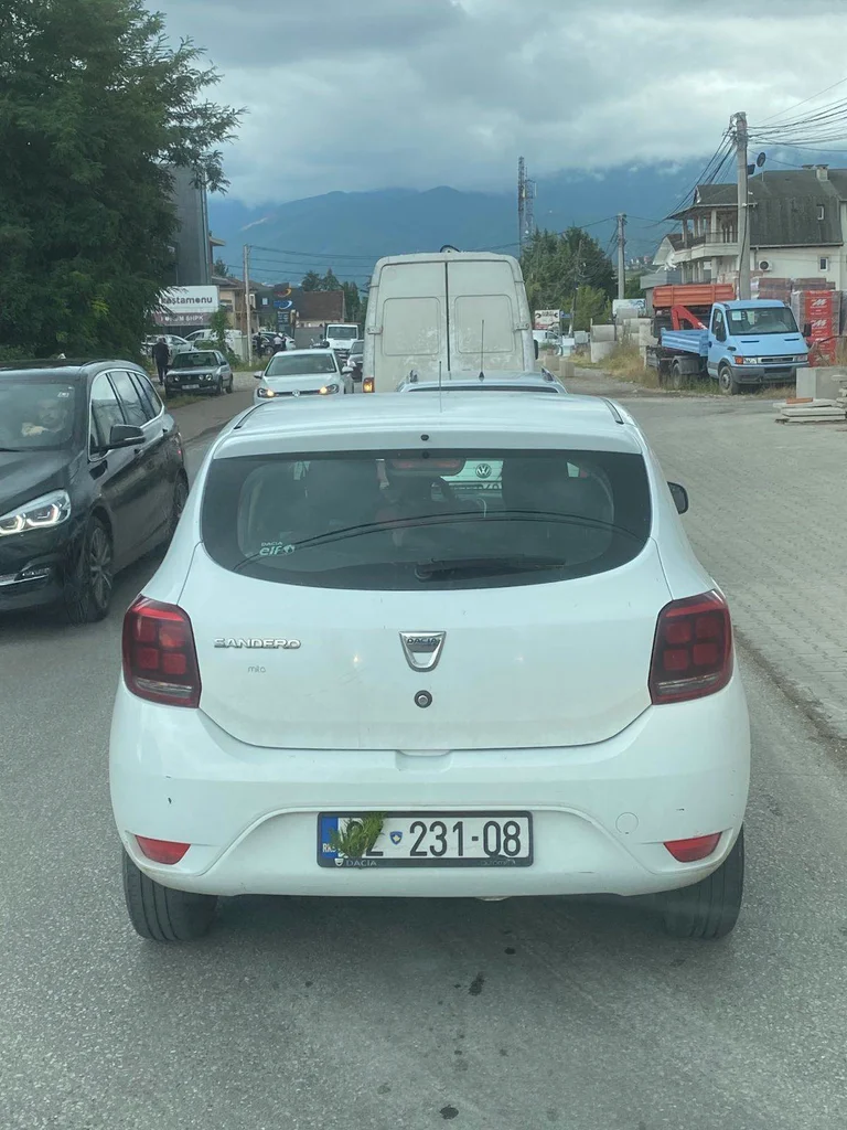 Mit einem Regierungsauto “quality” in Pec mit der Familie versucht Comically 3Z Lizenzplatte zu verstecken