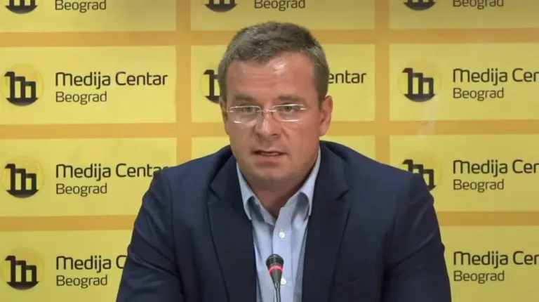 Stojkovic: Le régime de Vuciki sous sanctions crée des tensions au Kosovo pour conserver le pouvoir