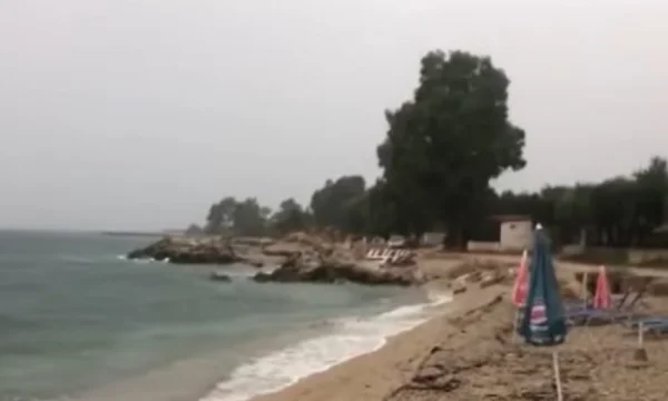 Leere Strände, Verkehr schwer an der albanischen Küste, regnerische Urlauber