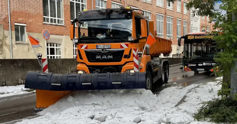 Alemania golpeada por la pesada hailstorm, palas de arena