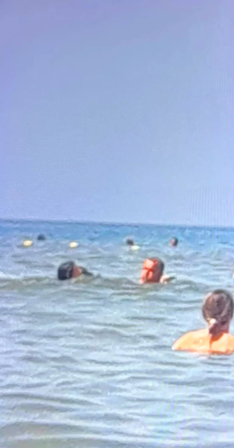 KSFs Leutnant Colonel spart Kosovos Mutter und Tochter vor dem Ertrinken auf Stingen Beach