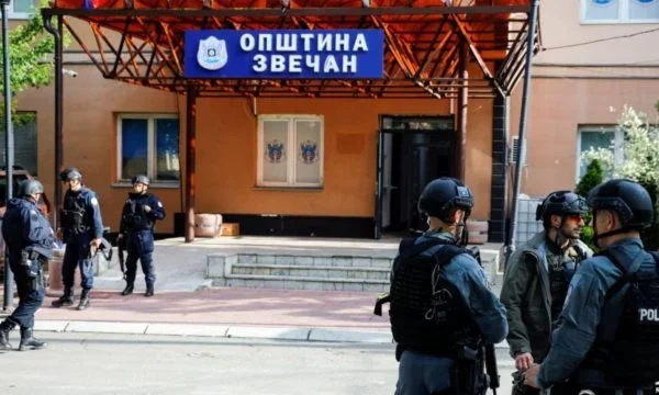 “commit drag”: Kurti riduce la presenza della polizia a e intorno agli edifici comunali a nord per il 50 per cento