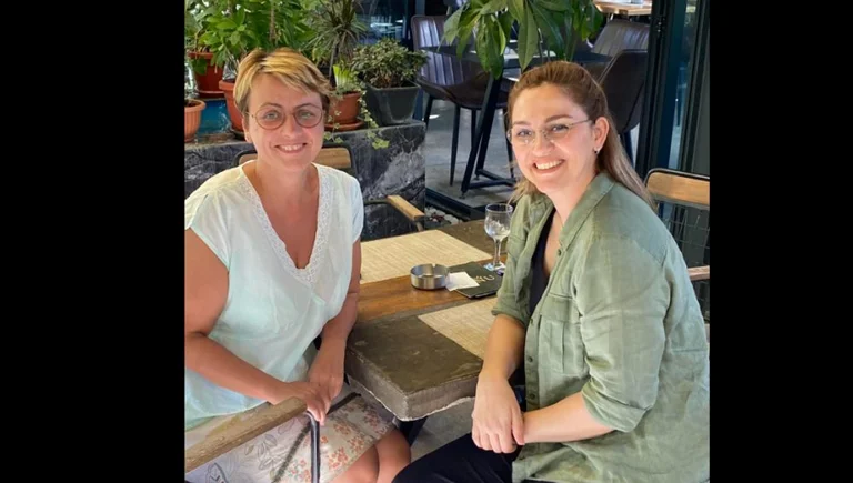 L'épouse de Rexhep Selimi, Dejona Mihali, profitez du café ensemble