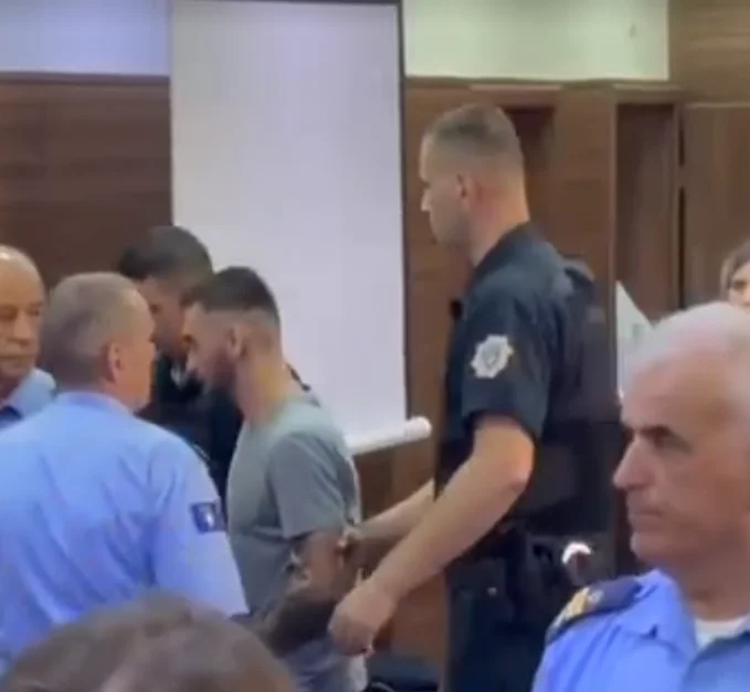 Dardan Krivaqa erscheint mit einem Tattoo auf seinem Kopf gegen die Polizei