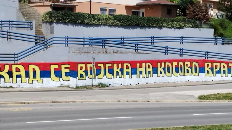 Lorsque l'armée revient au Kosovo, elle apparaît également à Banja Luka, Bosnie-Herzégovine