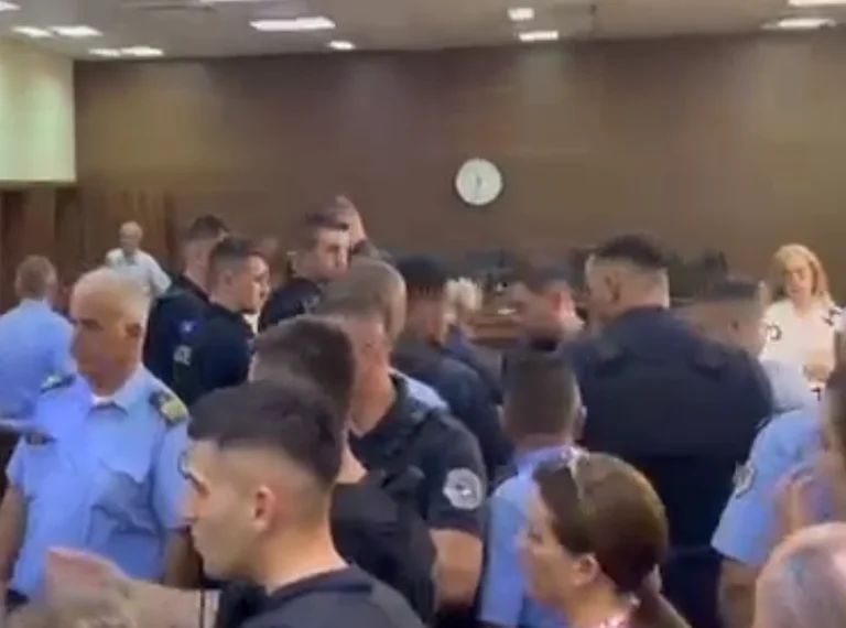 El momento en que Dardan Krivaqa y Dardan Sejdiu salgan de la sala de prueba