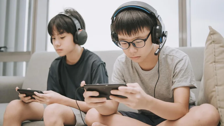 Varësia nga interneti: Kina kufizon përdorimin e telefonit për fëmijët e adoleshentët