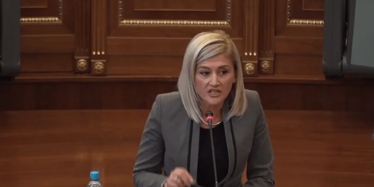 WOW: Dëgjoni arsyetimin e Mimoza Kusarit për glorifikimin e Oliver Ivanoviqit nga Kurti